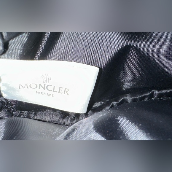 NEW Moncler Toiletry Bag + FREE Gift with Purchase Moncler Shower Gel - Picture 6 of 11